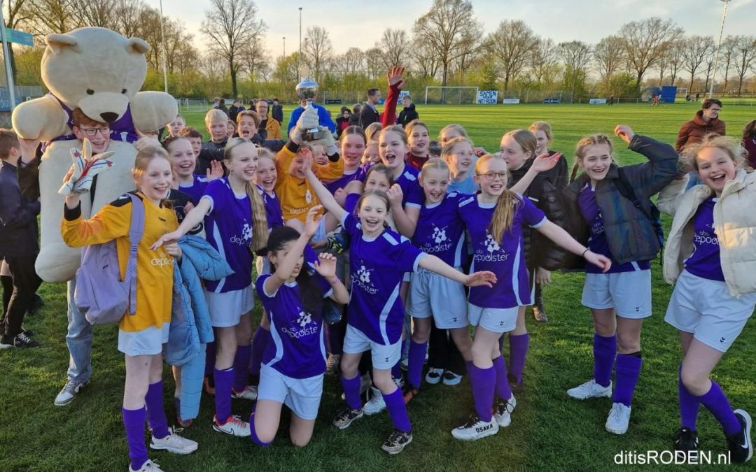 Basischoolvoetbal meisjes op Sportpark Nieuw Roden